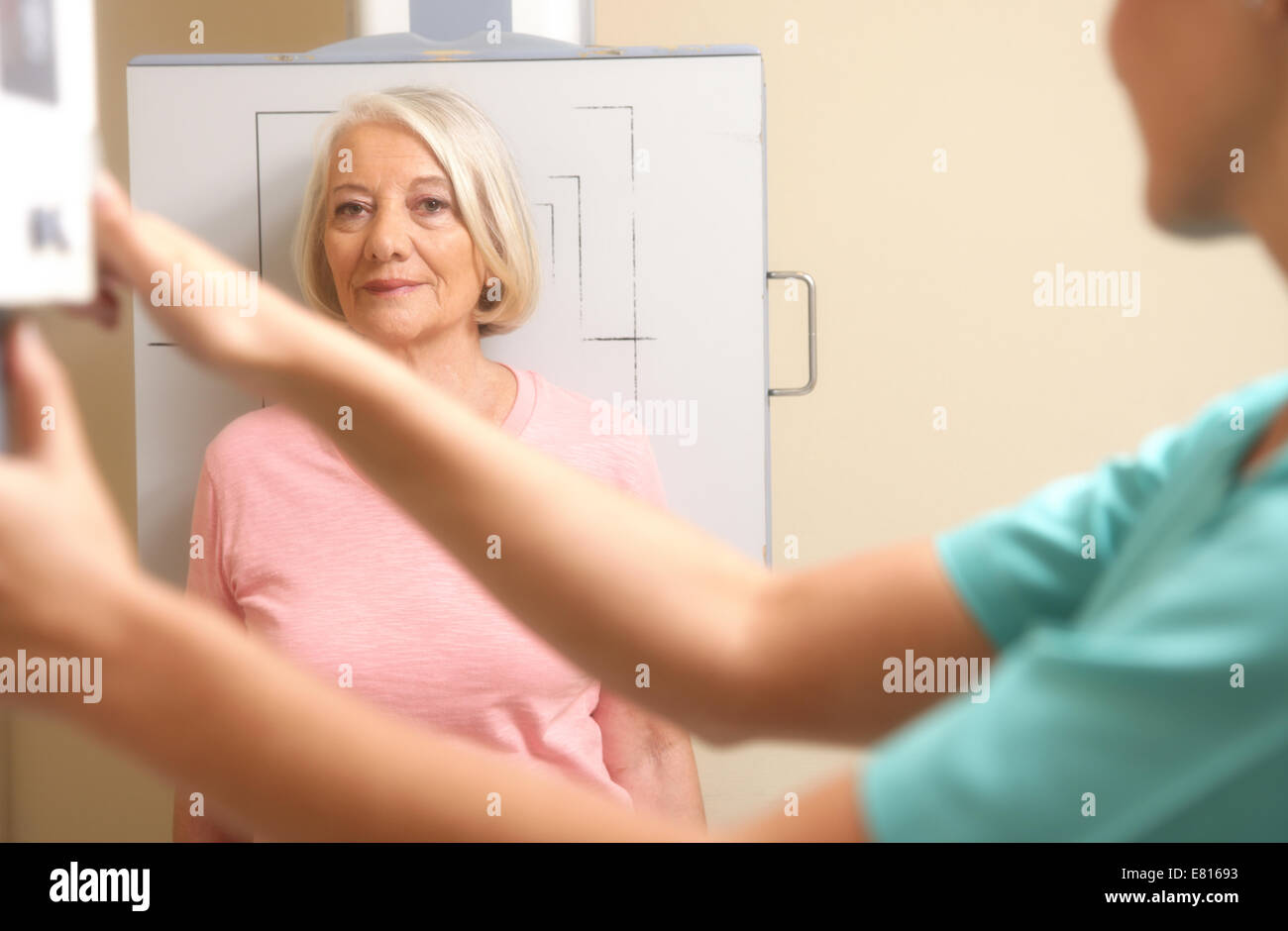 Patientin bereit am Röntgengerät untersucht werden. Stockfoto