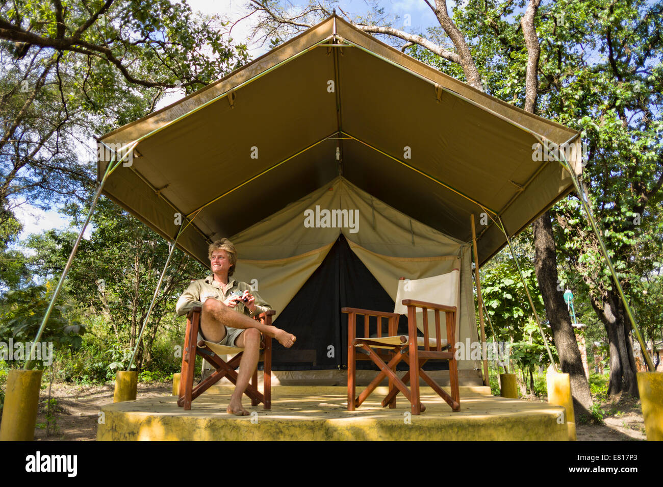 Ein Reisender genießt sitzen auf der Veranda ein Safari-Zelt am Bangweulu Sambia Stockfoto