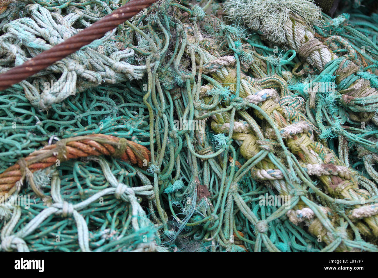 Kommerzielle Trawler Fischernetze und Seile, trocknen am Kai in Scarborough, North Yorkshire, UK Stockfoto