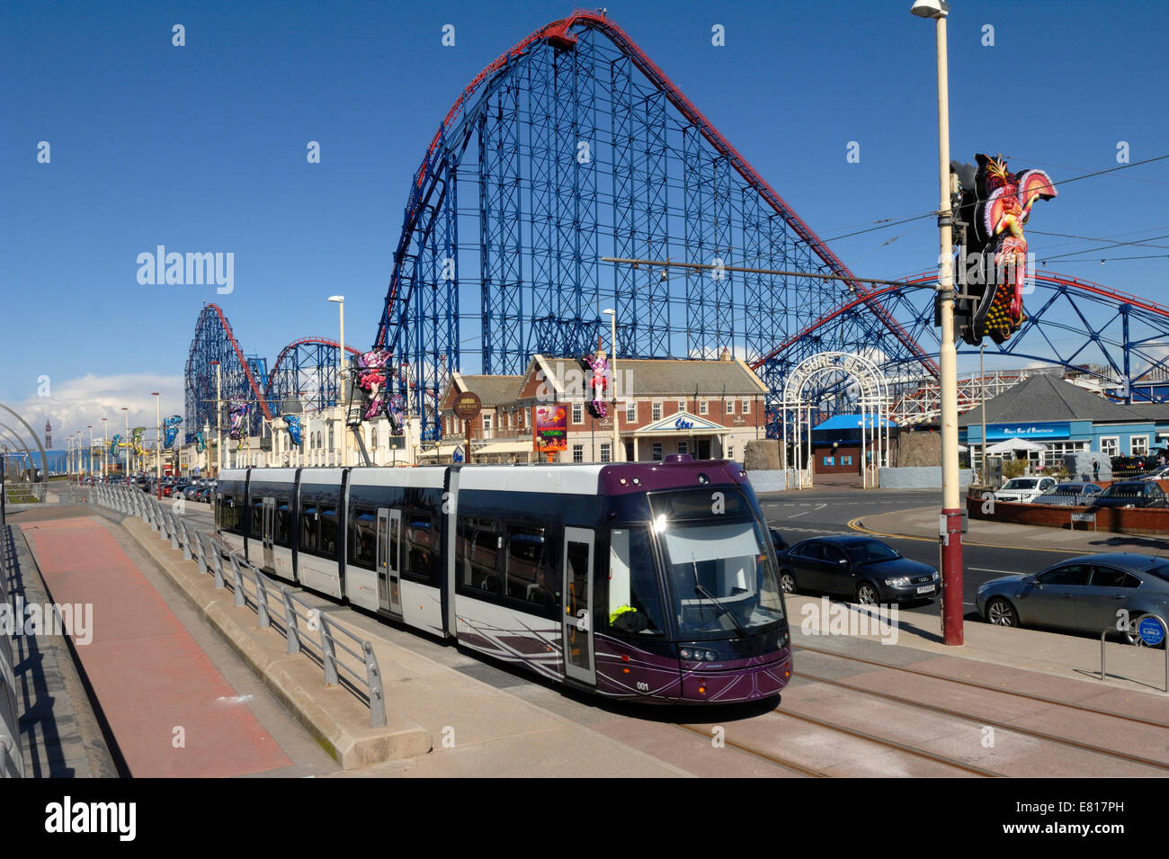 Die neue Blackpool Straßenbahn am Strand Vergnügen Stockfoto