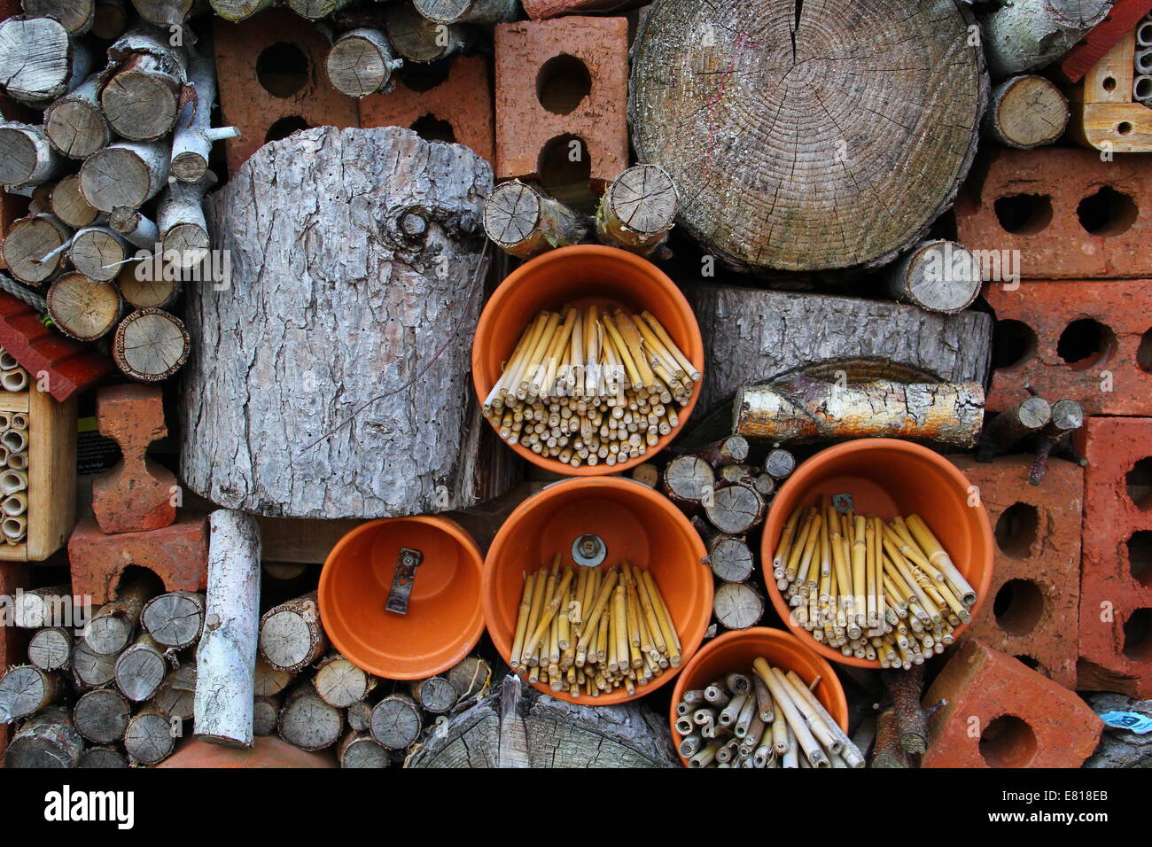 Detail der ein Insektenhotel (Wildlife-Stack) mit Ziegeln, Bambus, Töpfe & Protokolle zu ermutigen, den Ruhezustand Insekten in Gärten, UK Stockfoto