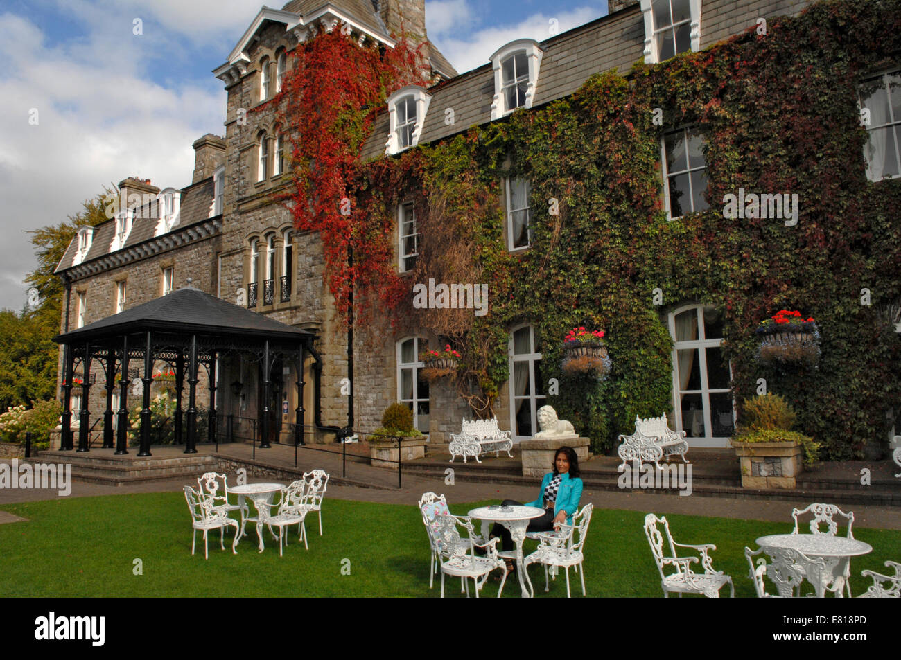 Eine junge Frau, die Modellierung Herbstmode bei der "Grange Hotel in Cumbria Stockfoto