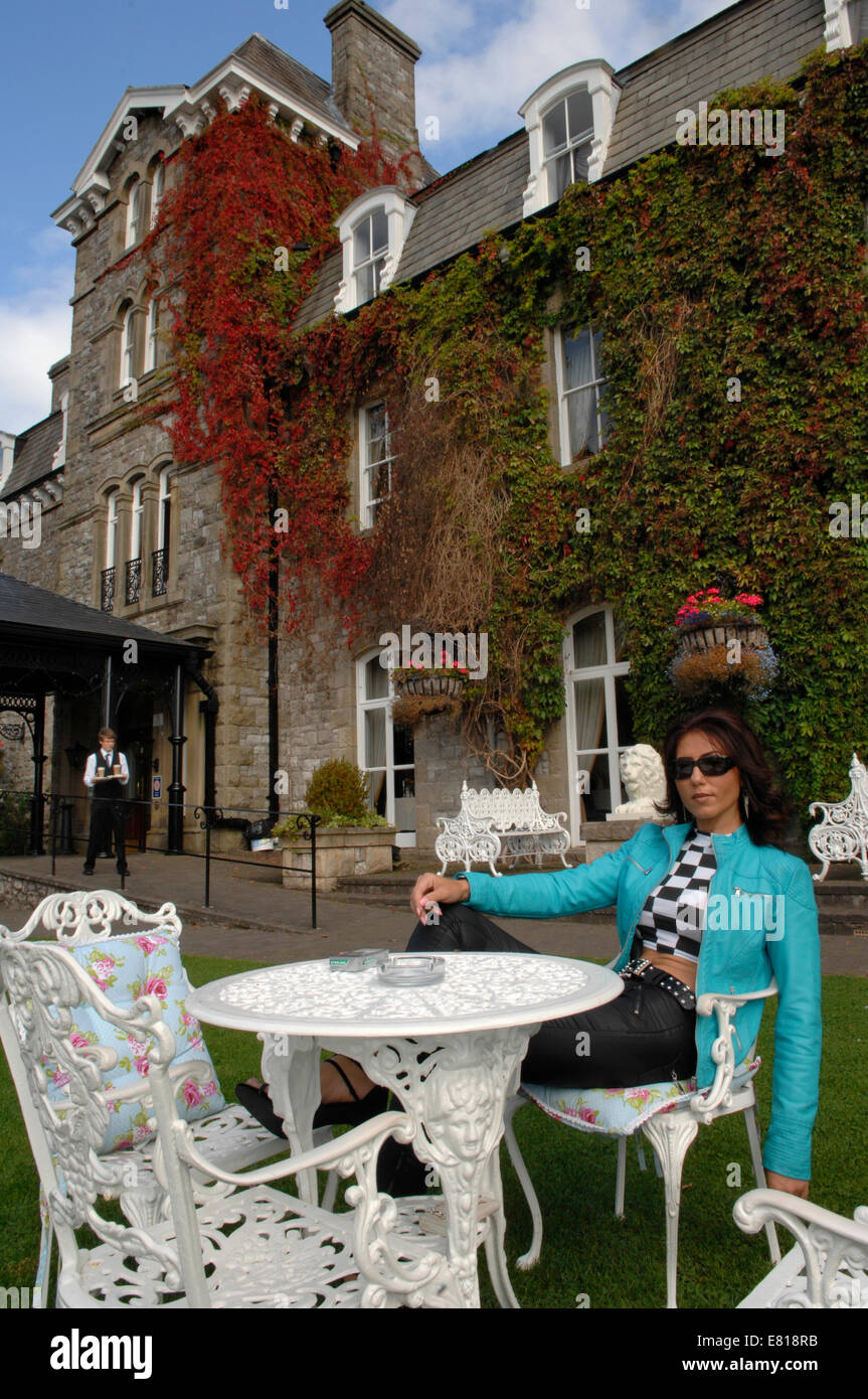 Eine junge Frau, die Modellierung Herbstmode bei der "Grange Hotel in Cumbria Stockfoto