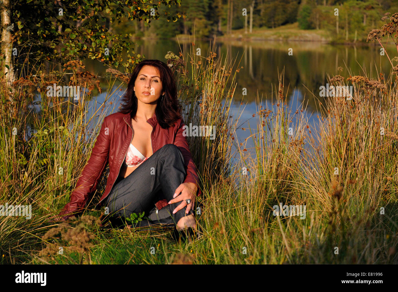 Eine junge Frau, die Modellierung Herbst Mode vor Ort im Lake District Stockfoto