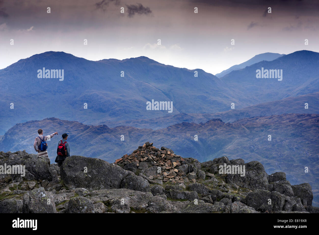 Zwei verliebte Wanderer genießen die Aussicht vom Pavey Arche Gipfel Teil des Langdale Pikes, Lake District, Cumbria, North West England, UK Stockfoto
