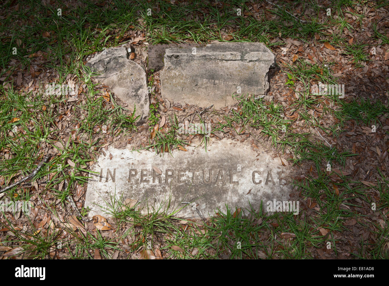 Grab Marker mit Phrase "In ständiger Pflege" ohne Grabstein und gebrochene Unterstützung. Stockfoto