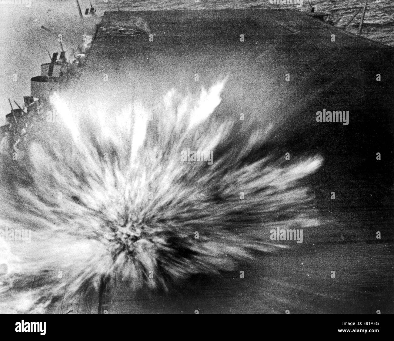 Japanische Angriff auf die USA Flugzeugträger USS Enterprise 24. August 1942 Stockfoto