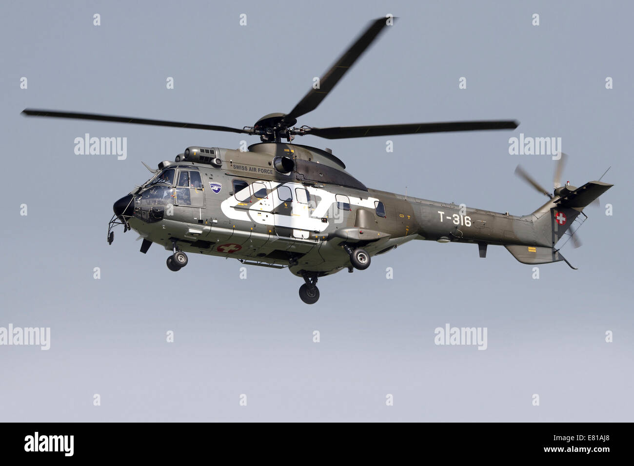 AS332M1 Super Puma Helikopter der Schweizer Luftwaffe im Flug über der  Schweiz Stockfotografie - Alamy