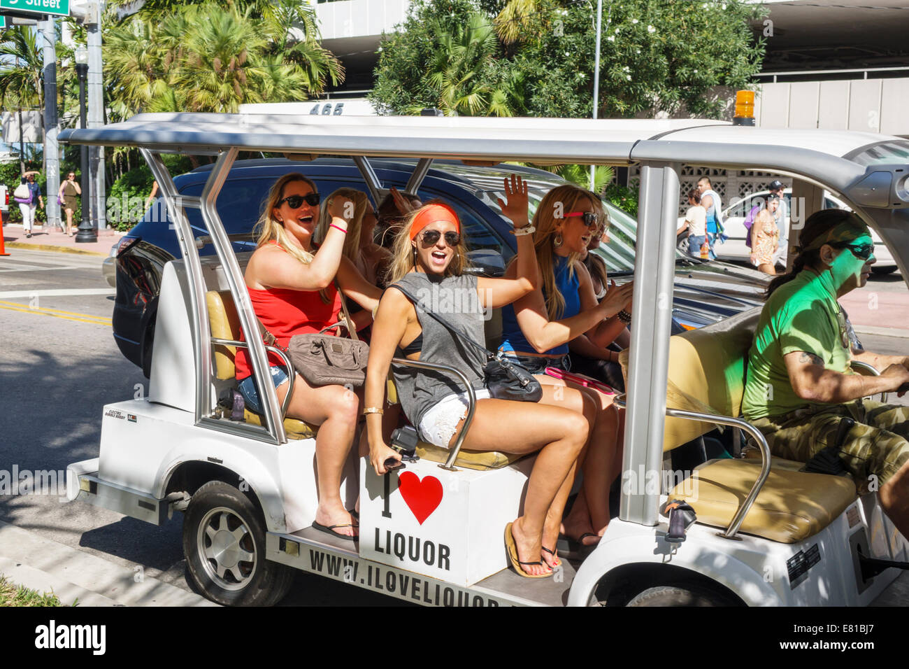 Miami Beach Florida, Ocean Drive, Swoop Miami, kostenloser Taxi-Service, elektrischer Golfwagen, Erwachsene Erwachsene Frau Frauen Dame, Freunde, Reiten, Besucher reisen t Stockfoto