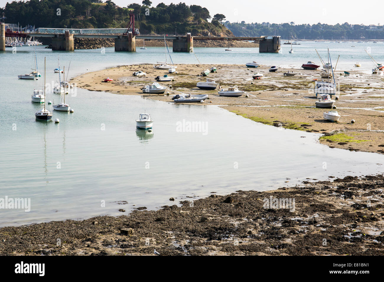 St. Malo Port, Bretagne, Frankreich bei Ebbe Stockfoto