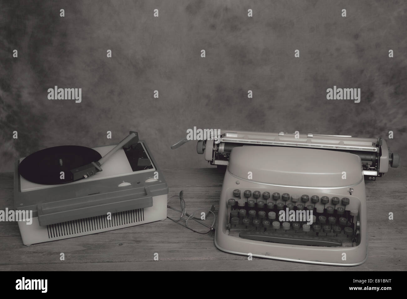 Alte Vintage Büro mit Schreibmaschine zu betäuben und und Plattenspieler Stockfoto