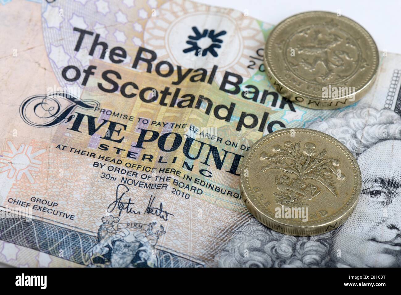 Eine Royal Bank of Scotland fünf Pfund Note und zwei Pfund Münzen mit schottischen Motiven machen insgesamt sieben Pfund Sterling. Stockfoto