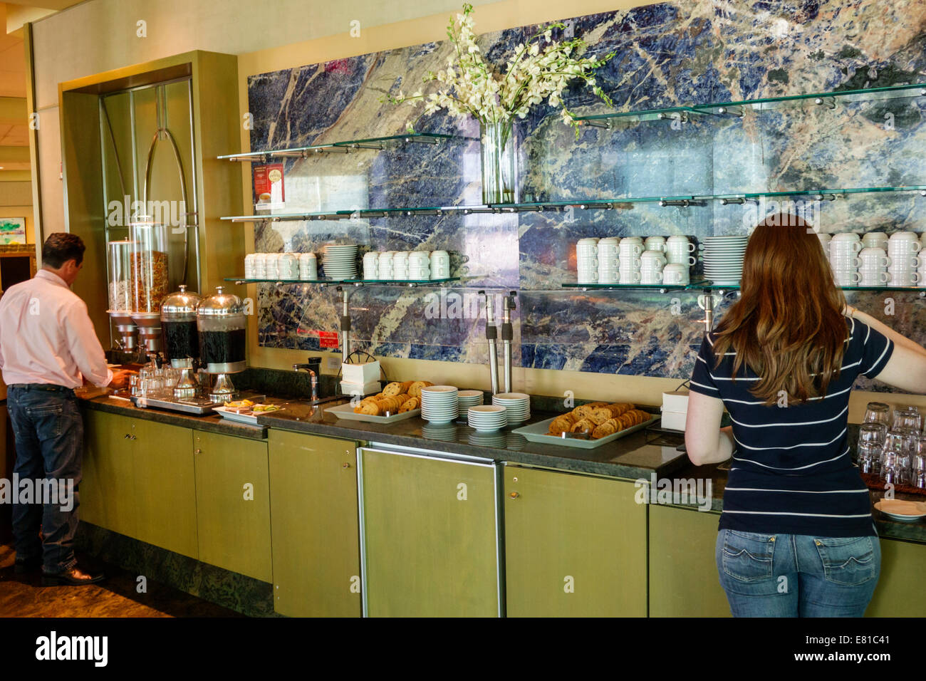 Miami Florida, Internationaler Flughafen, Terminal, Gate, American Airlines Admirals Club Lounge, Buffet-Linie, Selbstbedienung, Essen, Snacks, Snacks, Snacks, Getränke d Stockfoto