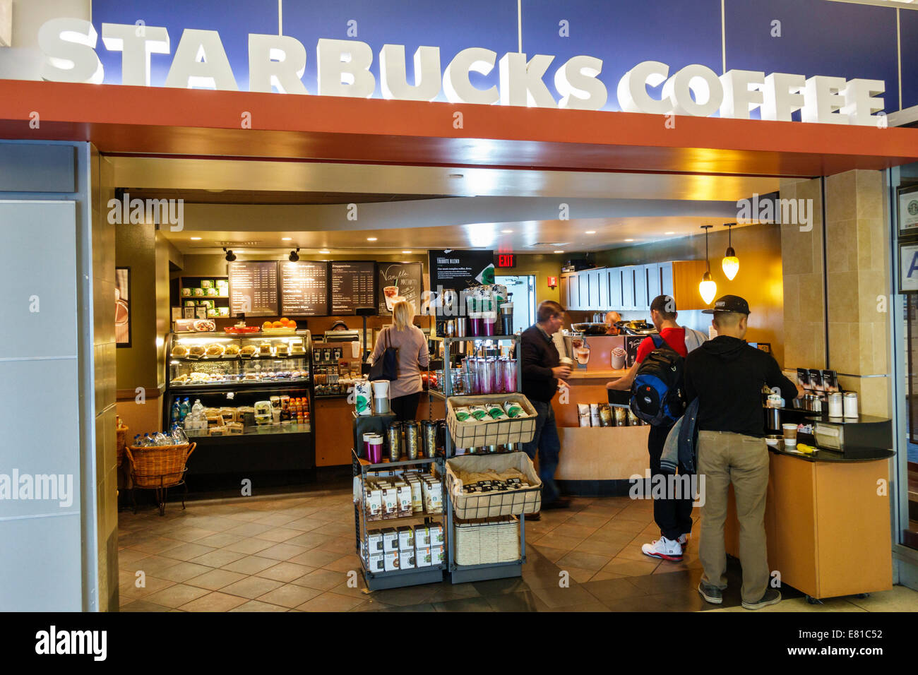New York, New York, John F. Kennedy International Airport, JFK, Terminal, Gate, Starbucks Coffee, Barista, Haupteingang, Café, Gäste, NY140305002 Stockfoto