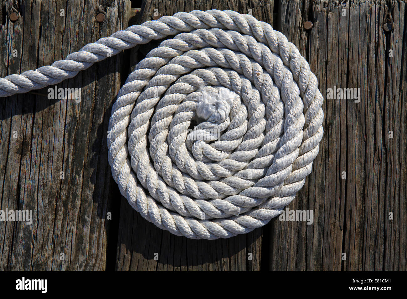 Seil eingerollt in Kreise auf einem Dock. Stockfoto