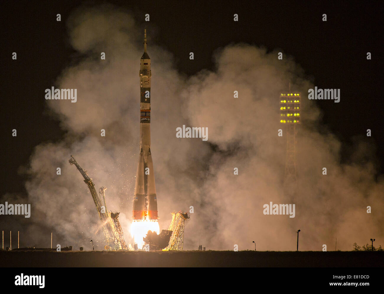 Die russische Sojus TMA - 14M-Rakete startet auf der internationalen Raumstation ISS die Expedition 41 Besatzung 26. September 2014 in Baikonur, Kasachstan. Samokutyaev, Serova und Wilmore verbringen die nächsten fünfeinhalb Monate Leben und arbeiten an Bord der ISS. Stockfoto