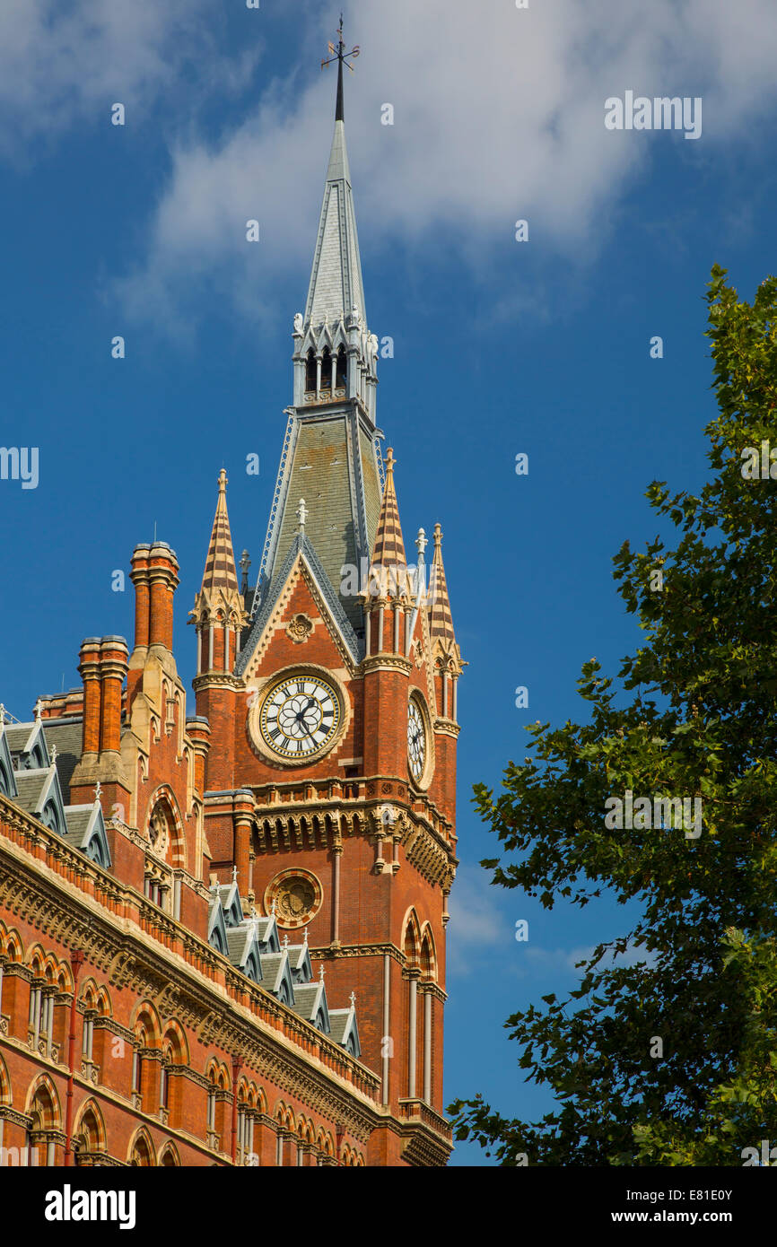 Uhr Turm von St. Pancras Renaissance Hotel auf Euston Road, London, England Stockfoto