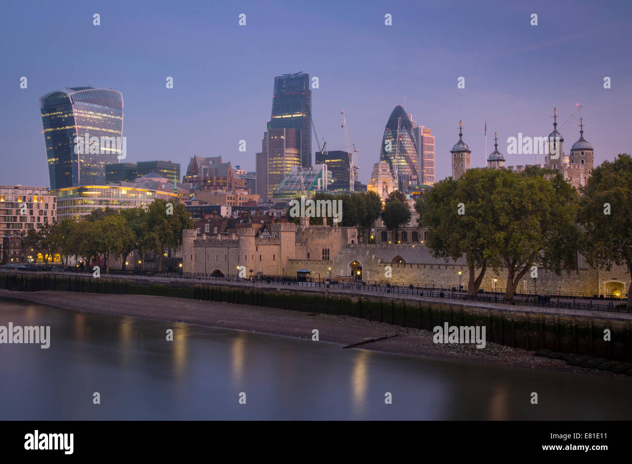 Morgengrauen Dämmerung über den Tower of London und den modernen Gebäuden des Finanzviertels, London, England Stockfoto