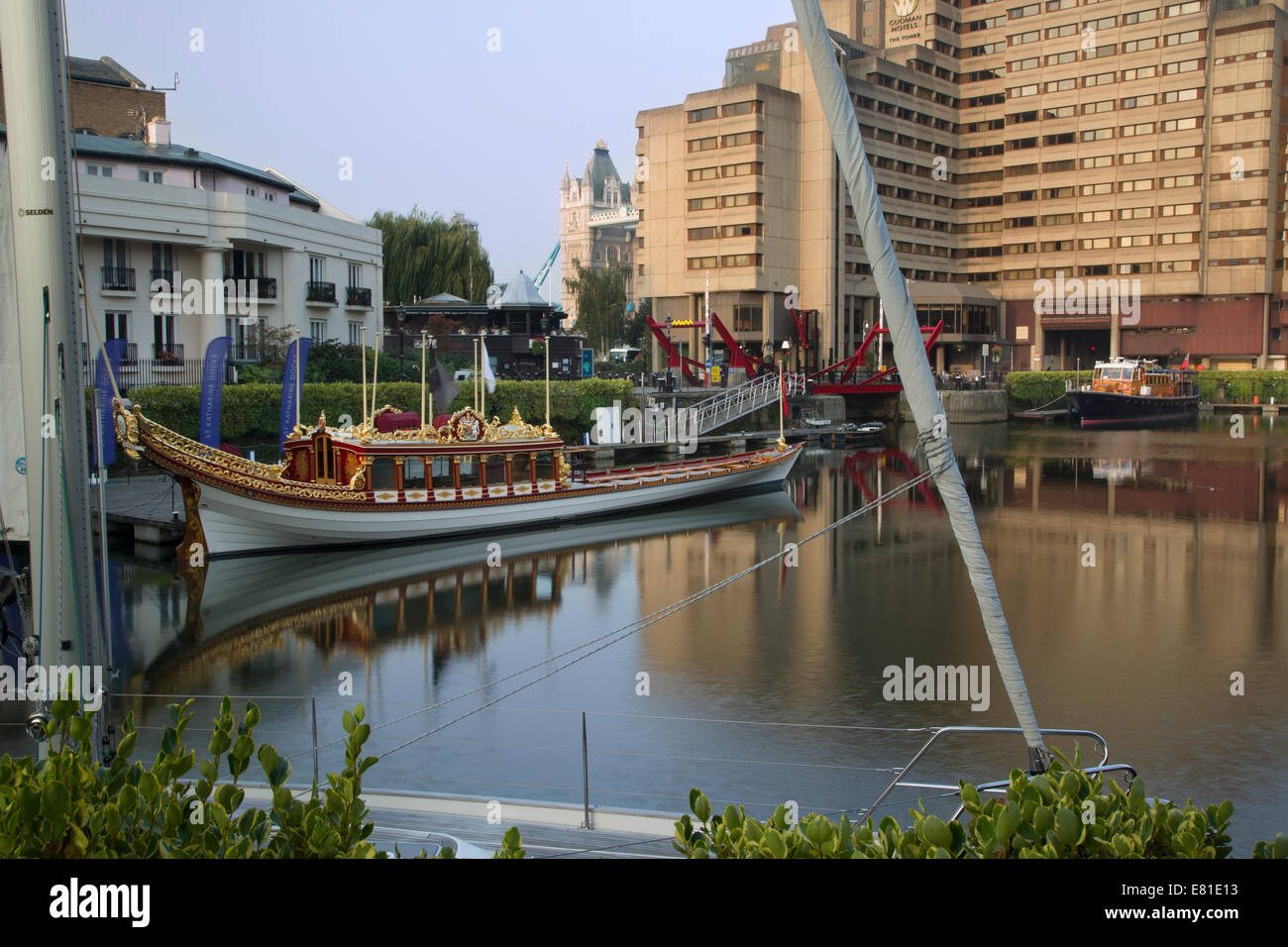 Gloriana, Queens-Rowbarge, gebaut in der Feier der ihr diamantenes Jubiläum am St Katherines Dock in der Nähe der Themse, London Stockfoto