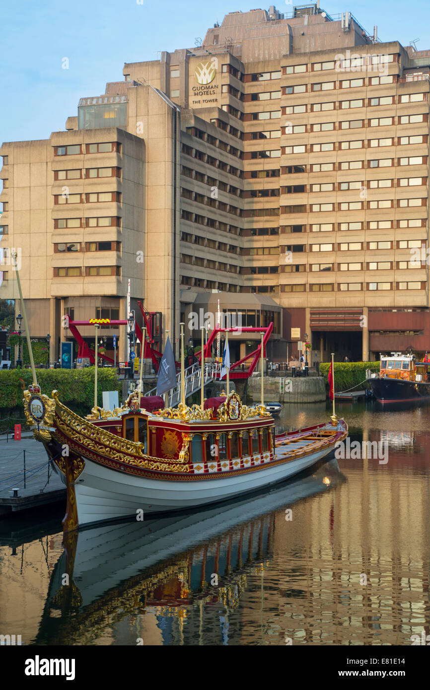 Gloriana, Queens-Rowbarge, gebaut in der Feier der ihr diamantenes Jubiläum am St Katherines Dock in der Nähe der Themse, London Stockfoto