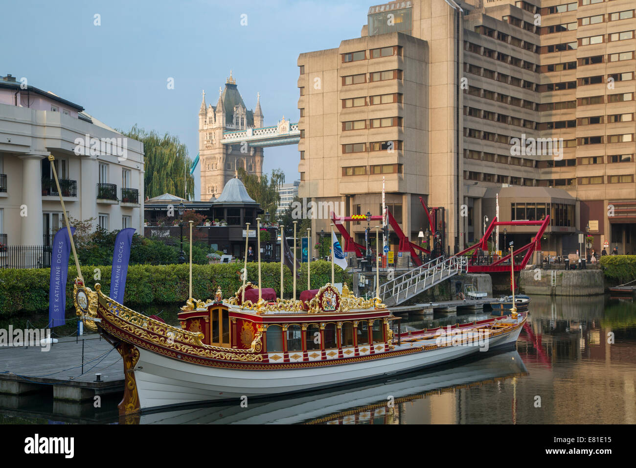 Gloriana, Queens-Rowbarge, gebaut in der Feier der ihr diamantenes Jubiläum am St Katherines Dock in der Nähe der Themse, London Stockfoto