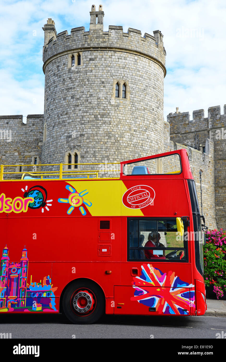 Sightseeing-Bus Windsor und Windsor Castle, High Street, Windsor, Berkshire, England, Vereinigtes Königreich Stockfoto