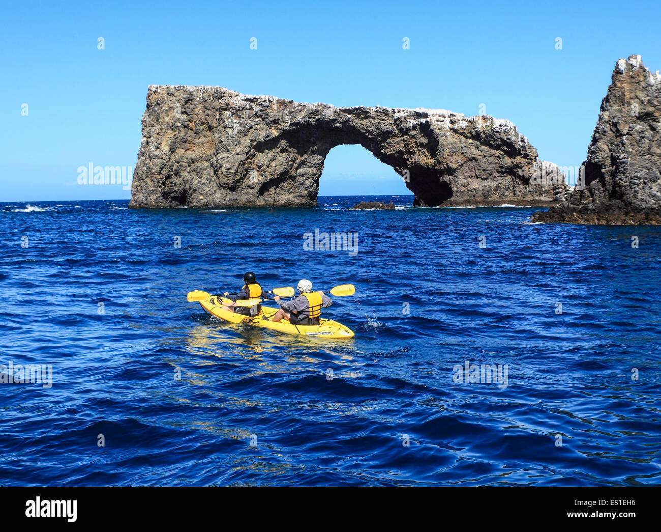 Kajakfahrer in der Nähe von Arch Rock in Channel Islands Nationalpark Stockfoto