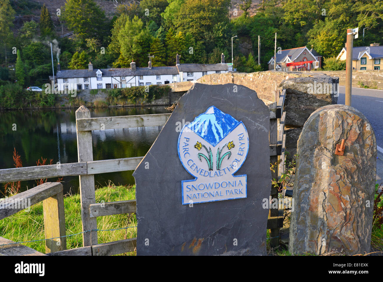 Schild am Eingang zum Snowdonia National Park bei der Machynlleth-Brücke, Gwynedd, Wales (Cymru), Großbritannien Stockfoto