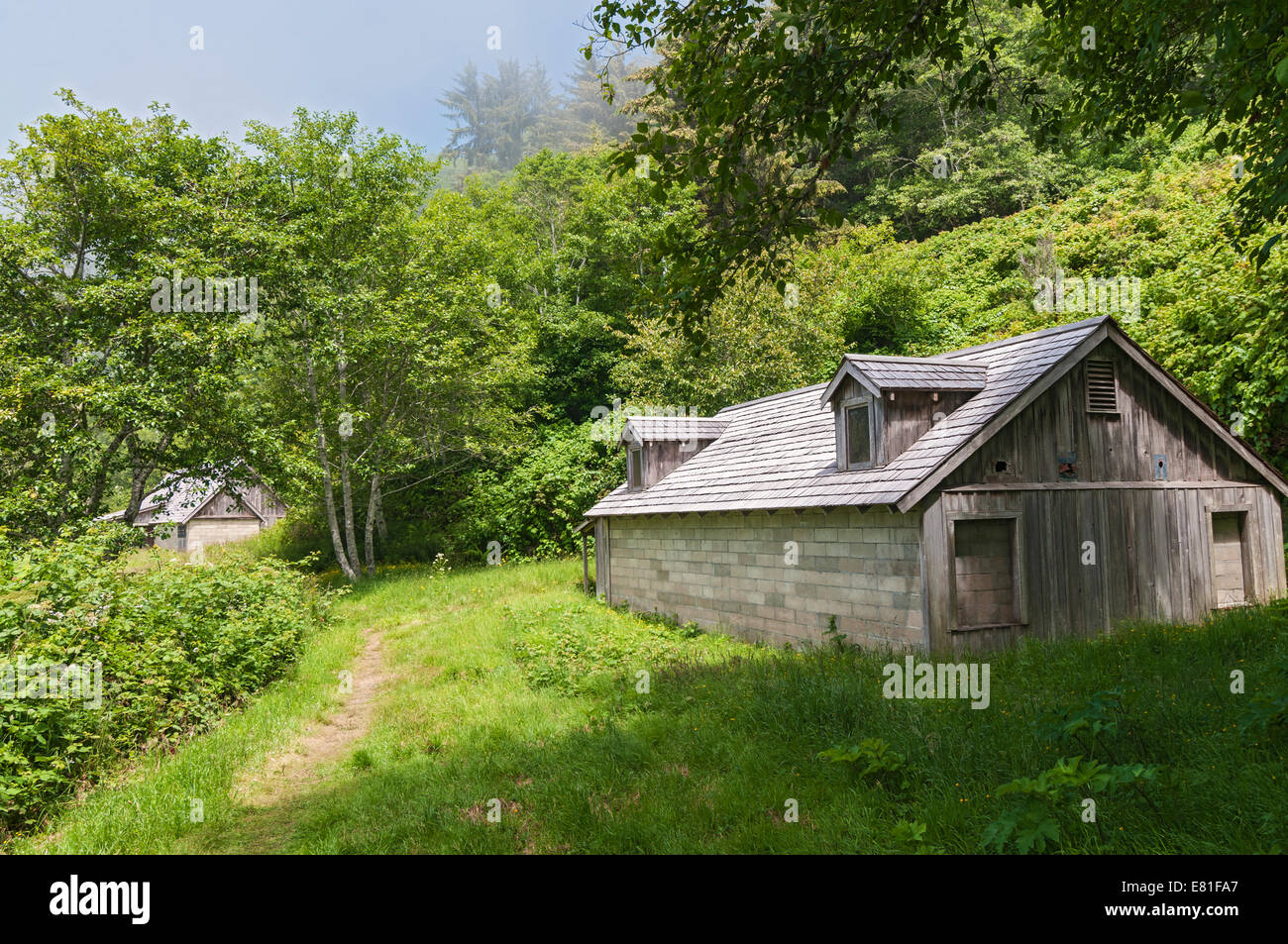 Kalifornien, Redwood National Park, dem zweiten Weltkrieg Frühwarnradar Bahnhofsanlage getarnt als Wirtschaftsgebäude Stockfoto