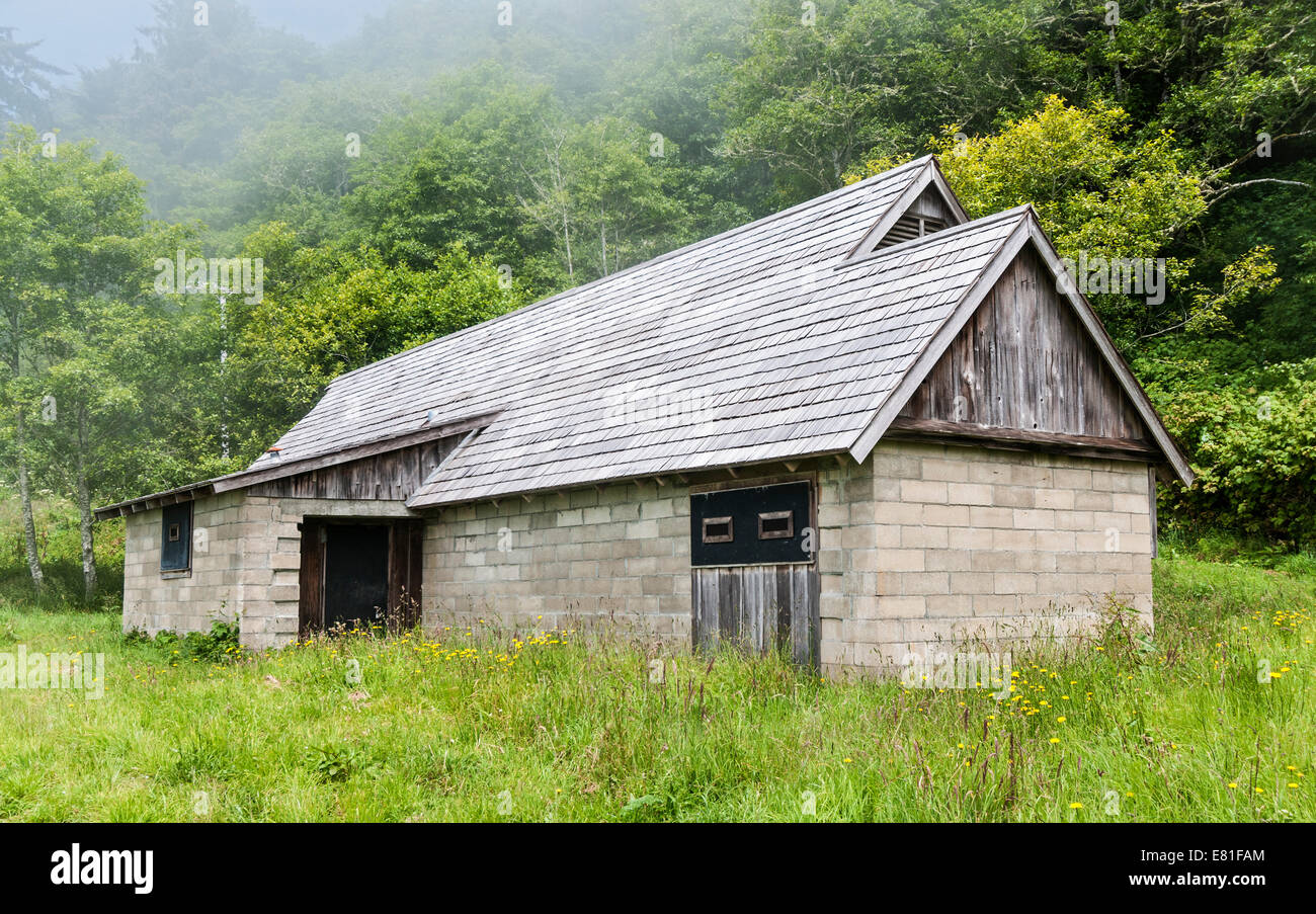 Kalifornien, Redwood National Park, dem zweiten Weltkrieg Frühwarnradar Bahnhofsanlage getarnt als Wirtschaftsgebäude Stockfoto