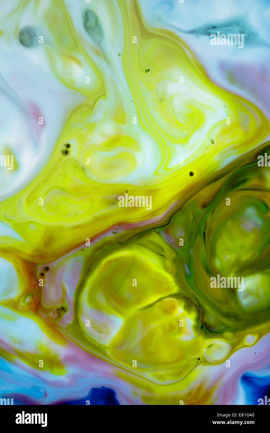 Lebensmittelfarbe auf Milch abstrakten Hintergrund Stockfoto