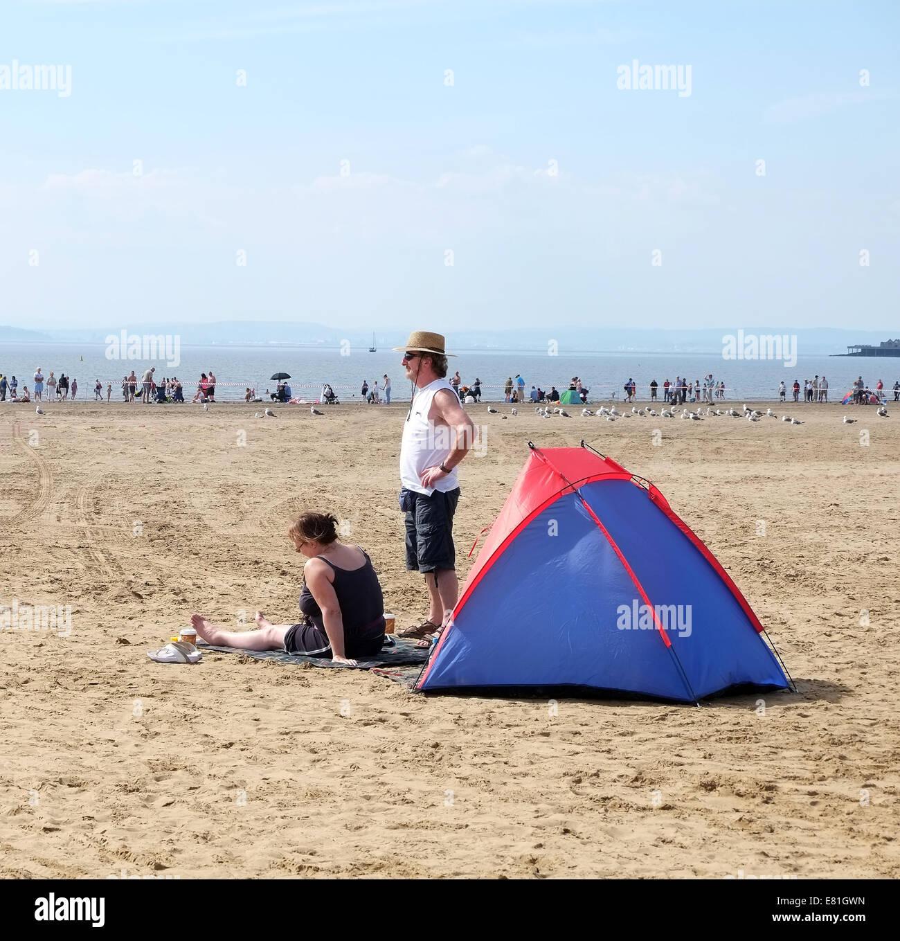 Junge Familie am Strand in Weston Super Mare Stockfoto