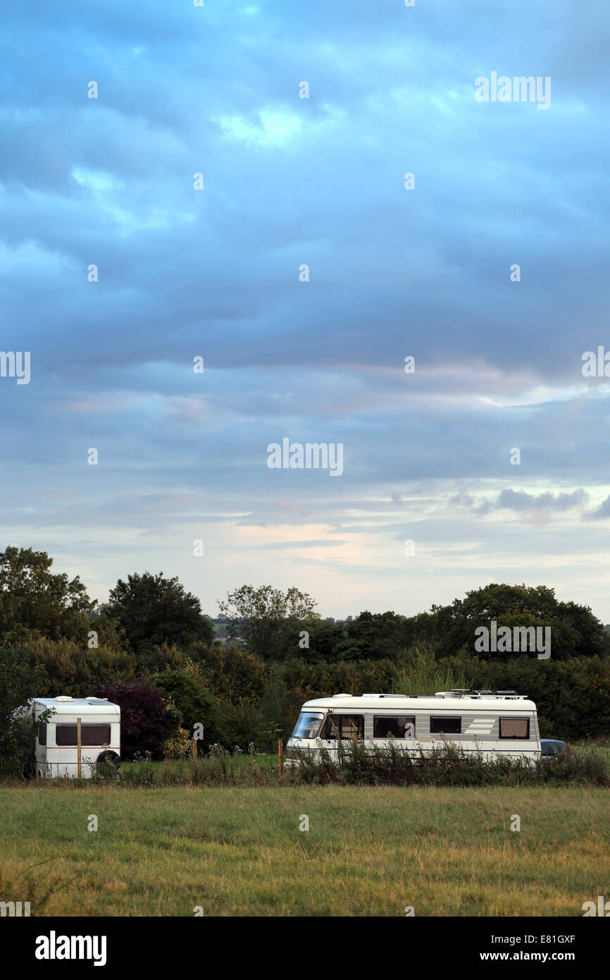 Mobile Reisemobile in einem Park oder Website in Cheddar, Somerset, England UK GB unter einem dunklen Vorahnung Himmel 14. August 2014 Stockfoto