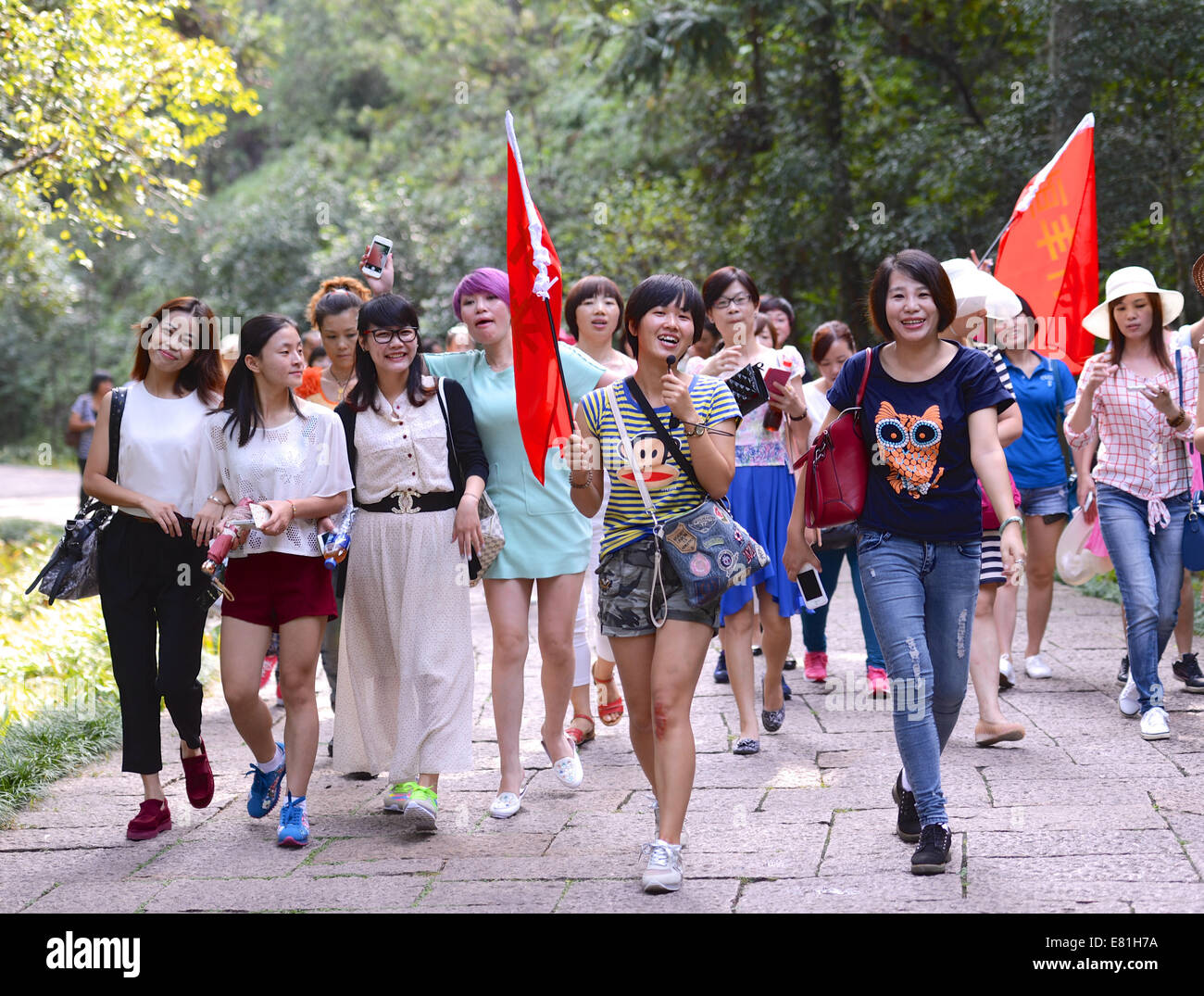 Wuyishan. 26. September 2014. Touristen besuchen Wuyi Berg im Südosten Chinas Provinz Fujian, 26. September 2014. Zur Förderung der Einnahmen aus dem Fremdenverkehr während der Nebensaison angeboten der Aussichtspunkt Wuyi Berg seine Eintrittskarte so niedrig wie 1 RMB Yuan (0,16 US-Dollar), die im September dieses Jahres 461.400 Besucher angezogen 129.62 Prozent gegenüber dem Vorjahr erhöht. © Zhang Guojun/Xinhua/Alamy Live-Nachrichten Stockfoto