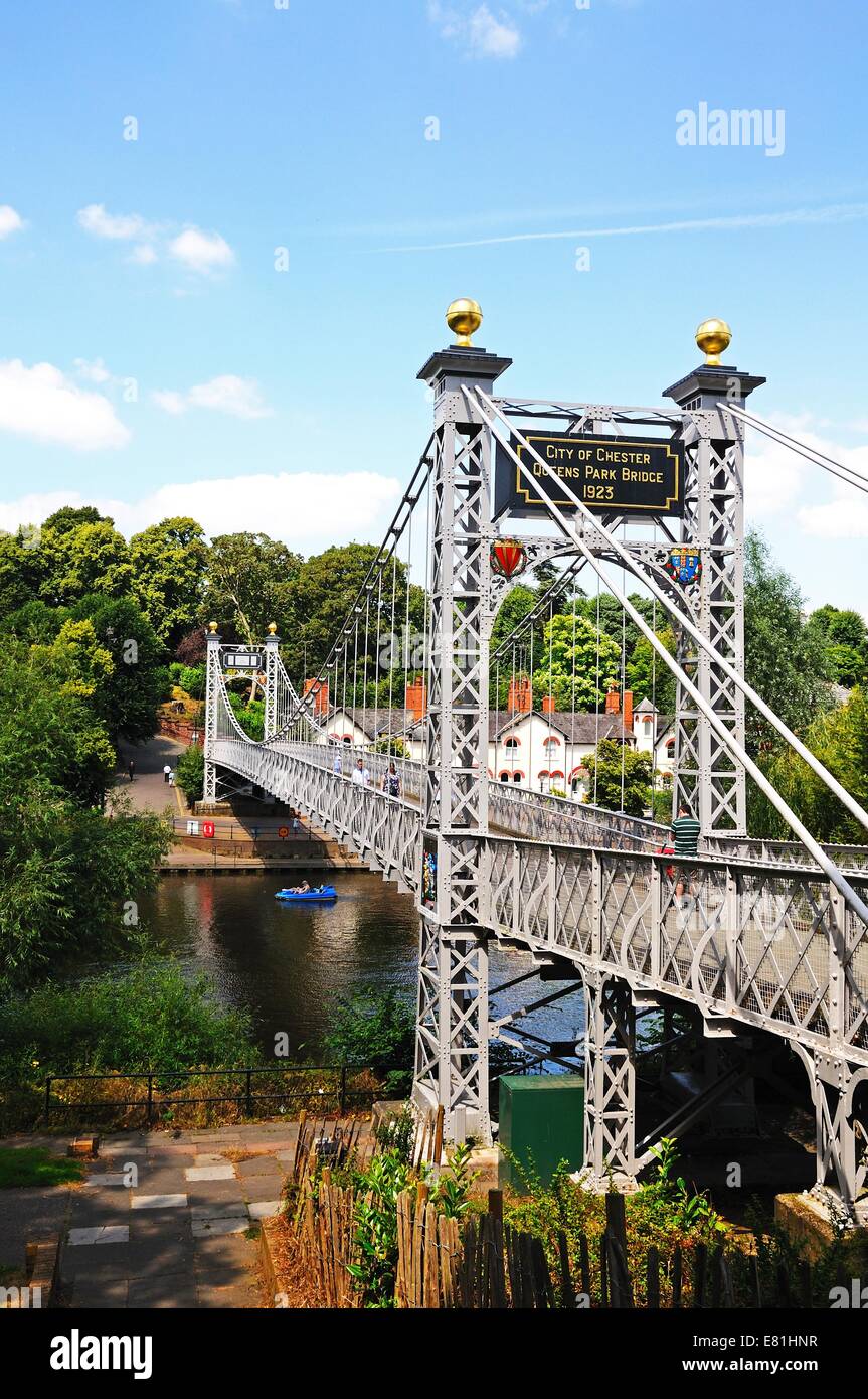 Fluß Dee Hängebrücke aka Queens Park Hängebrücke entlang des Flusses Dee, Chester, Cheshire, England, UK, Europa. Stockfoto