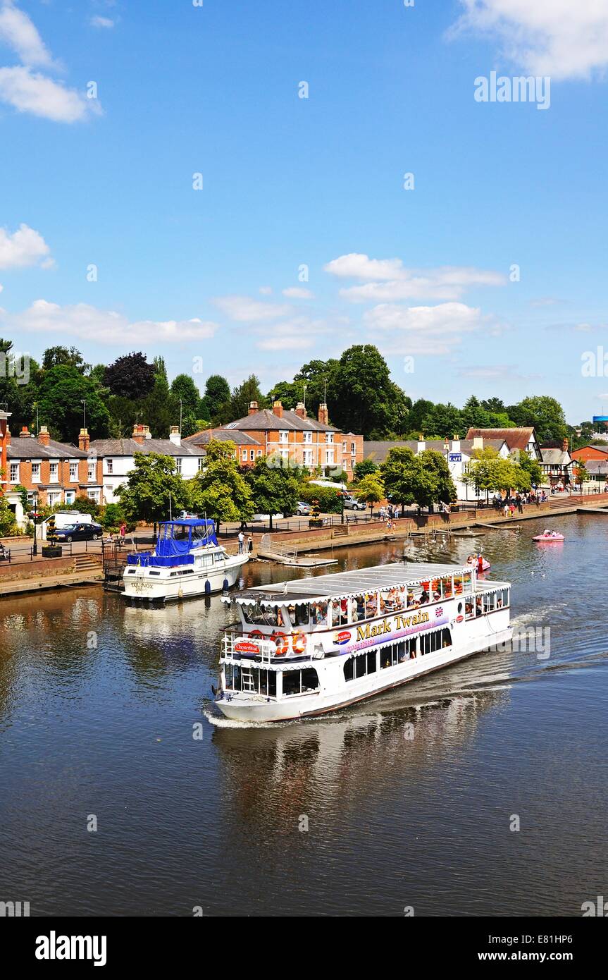 Fluss-Fähre und Booten entlang des Flusses Dee, Chester, Cheshire, England, UK, Westeuropa. Stockfoto
