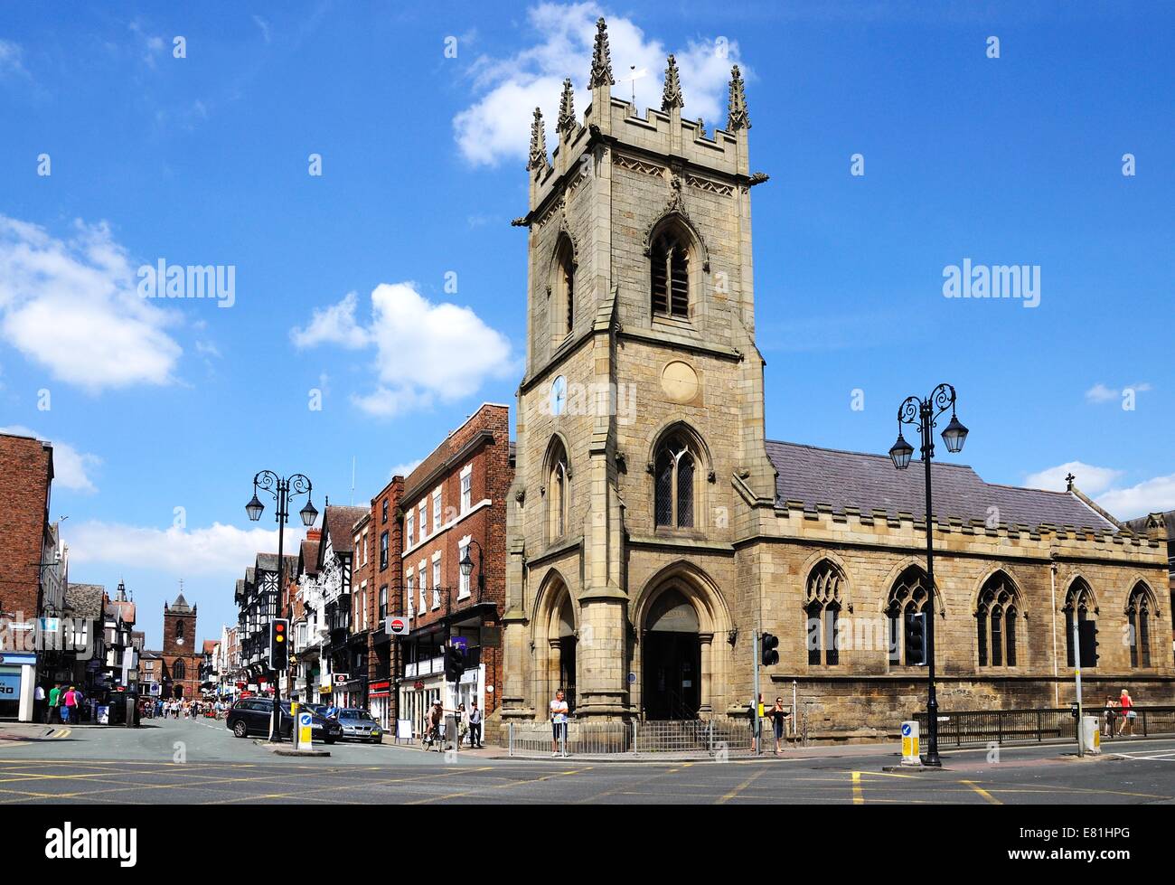 St. Michaels Church an der Ecke von Bridge Street und Pfeffer Street mit St. Peters Church auf der Rückseite, Chester, Cheshire, UK. Stockfoto