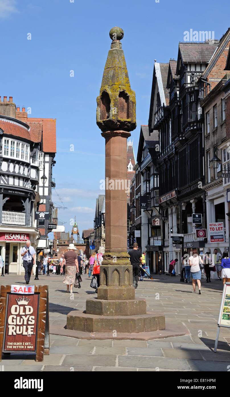 Das hohe Kreuz mit Blick entlang Eastgate Shopping Street, Chester, Cheshire, England, Vereinigtes Königreich, West-Europa. Stockfoto