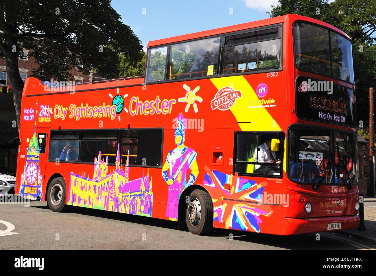 Tour-Bus auf dem Kreisverkehr am unteren Rand Souters Lane, Chester, Cheshire, England, UK, Westeuropa. Stockfoto