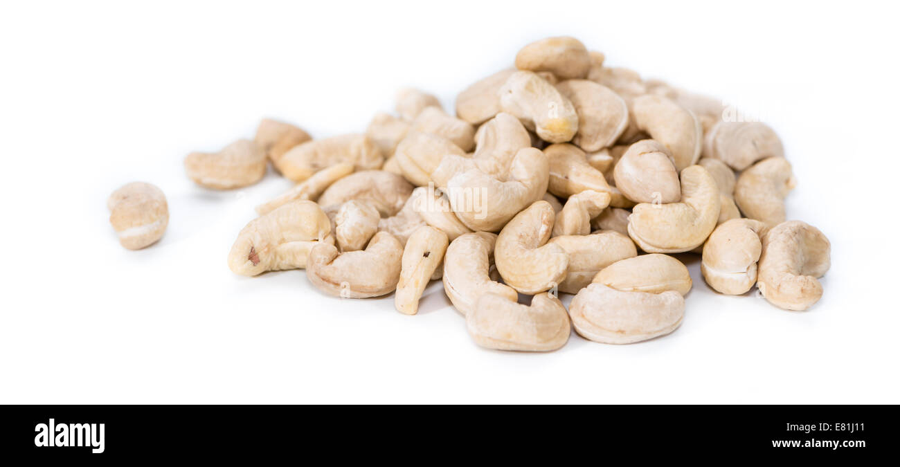 Haufen von Cashew-Nüssen auf reinen weißen Hintergrund isoliert Stockfoto