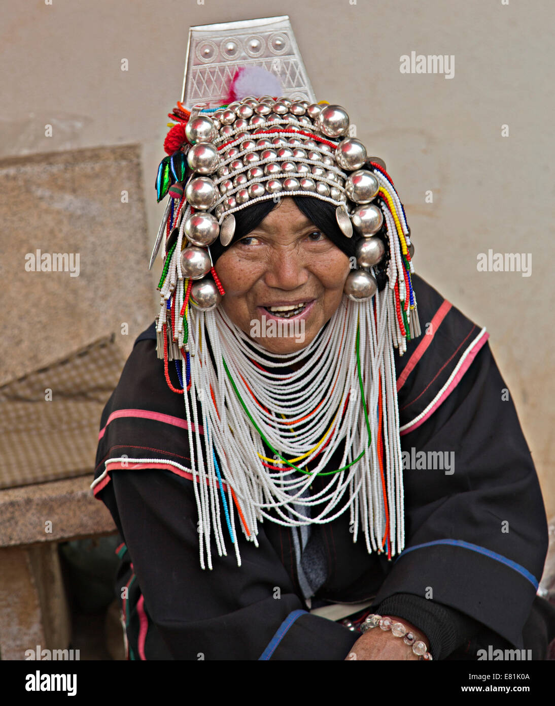 Frau von Berg Volksgruppe der Akha, auch bekannt als Aka oder Thai Ai Ko, Mae Ai, Provinz Chiang Rai, Thailand Stockfoto