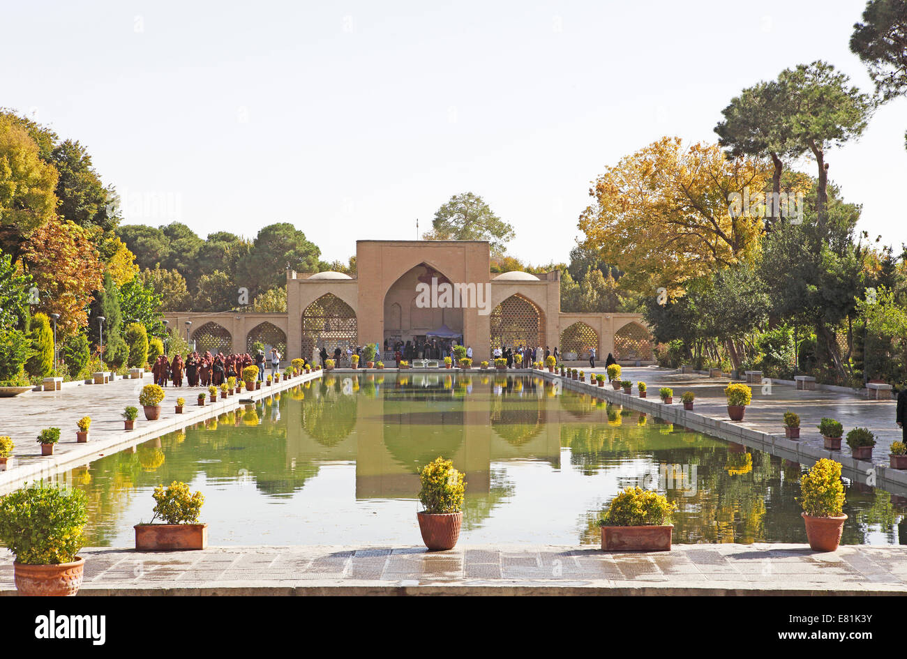 Eingang Portal und Schwimmbad, Chehel-Sotun-Palast-Garten, Isfahan, Provinz Isfahan, Persien, Iran Stockfoto
