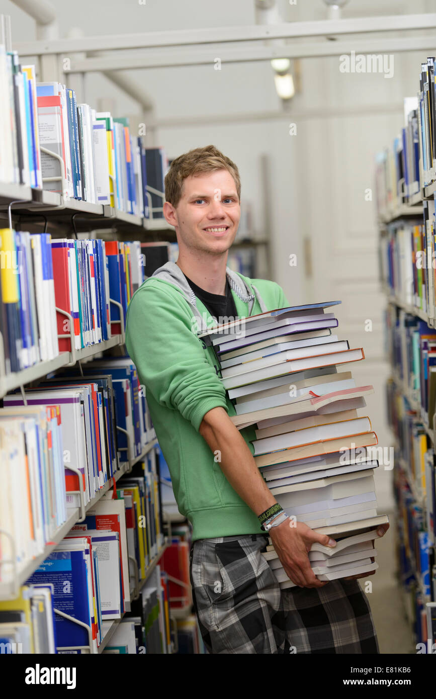 Student mit einem Stapel Bücher in der Bereichsbibliothek der Universität Hohenheim, Stuttgart, Baden-Württemberg Stockfoto