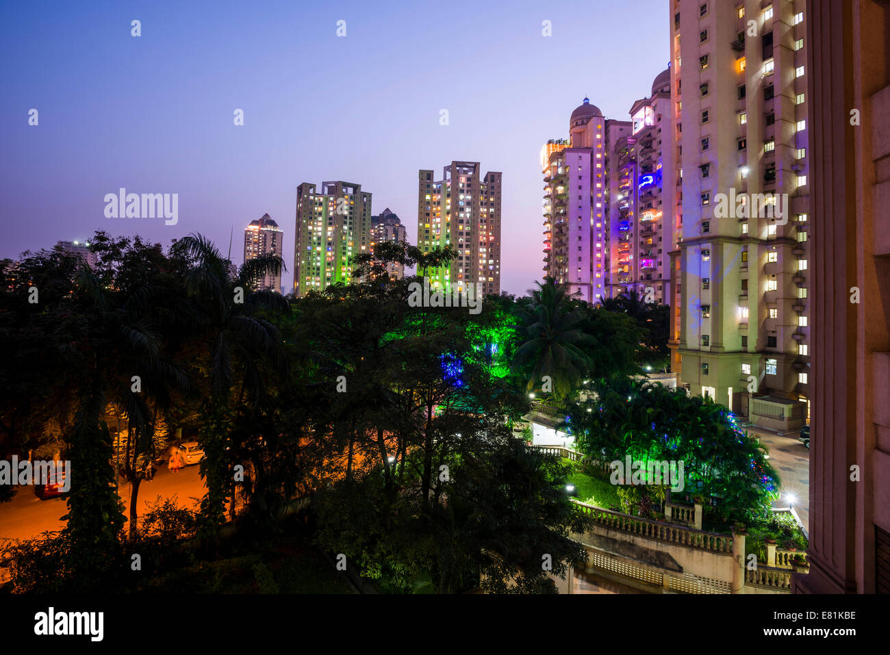 Hochhäuser in einem typischen Mittelklasse-Wohngebiet am Nacht, Mumbai, Maharashtra, Indien Stockfoto