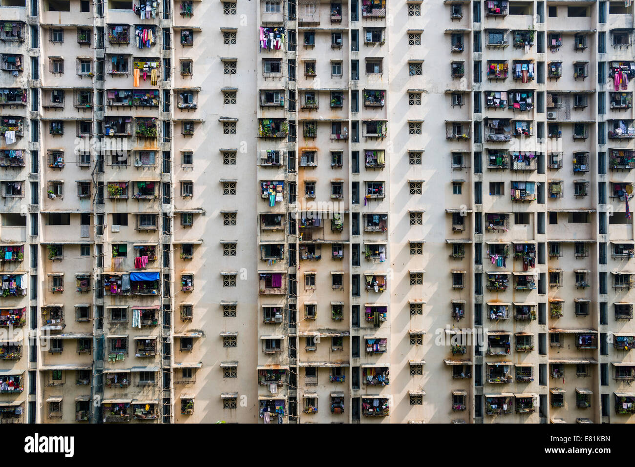 Fassade des eines großen Wohnhauses, Mumbai, Maharashtra, Indien Stockfoto