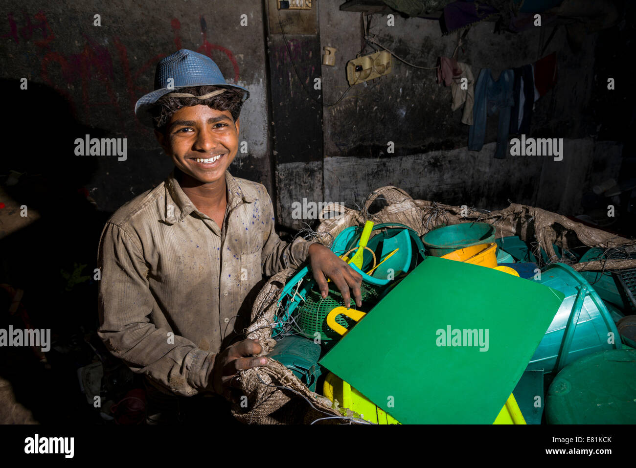 Arbeiter aussortieren Plastikmüll für recycling, Dharavi Slum, Mumbai, Maharashtra, Indien Stockfoto