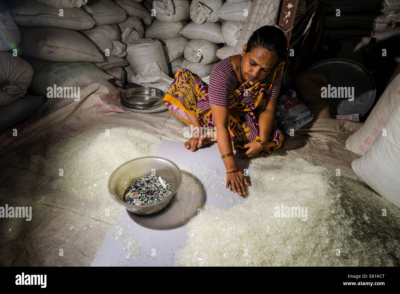 Frau aussortieren geschreddert weiße Plastikmüll für recycling, Dharavi Slum, Mumbai, Maharashtra, Indien Stockfoto