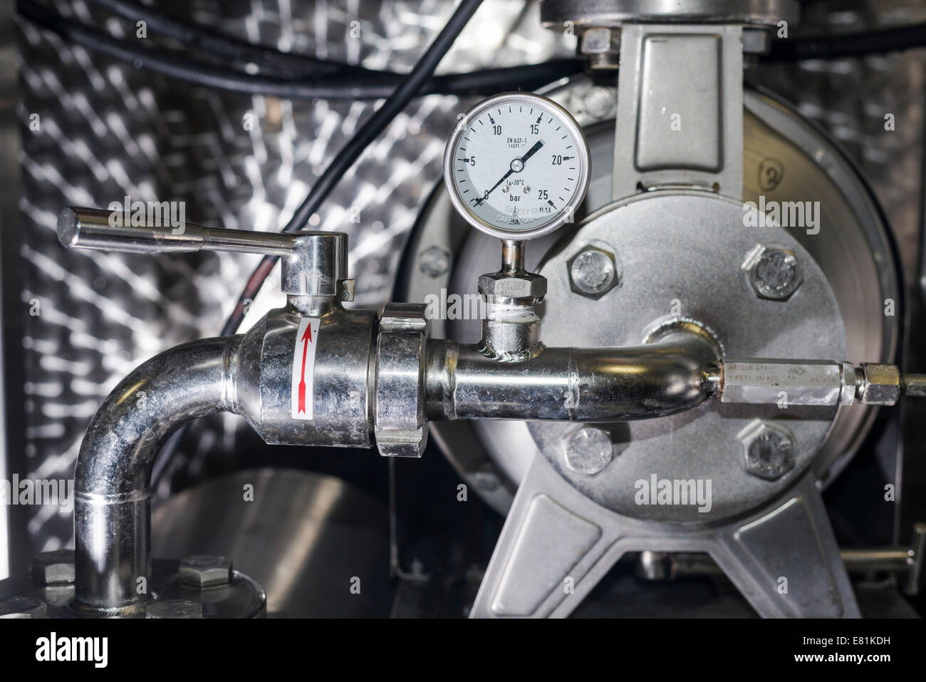 Ein Ventil und ein Manometer bei leerem Tank Wein, bereit, mit Traubensaft aufgefüllt bekommen und starten Sie den Prozess der Gärung in Stockfoto