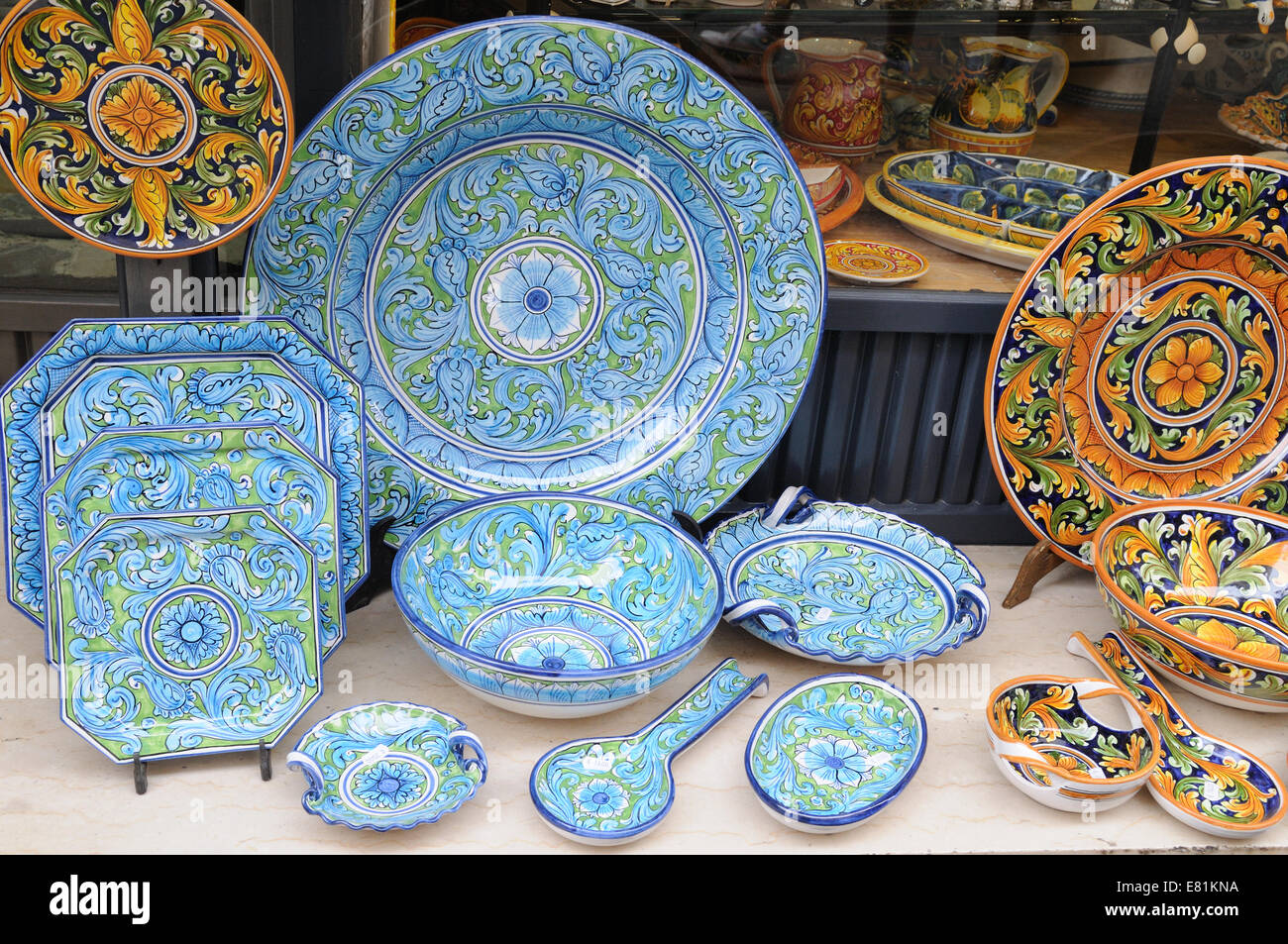 Typische bemalte sizilianische Keramik außerhalb einer Galerie in Taormina Sizilien Italien Stockfoto