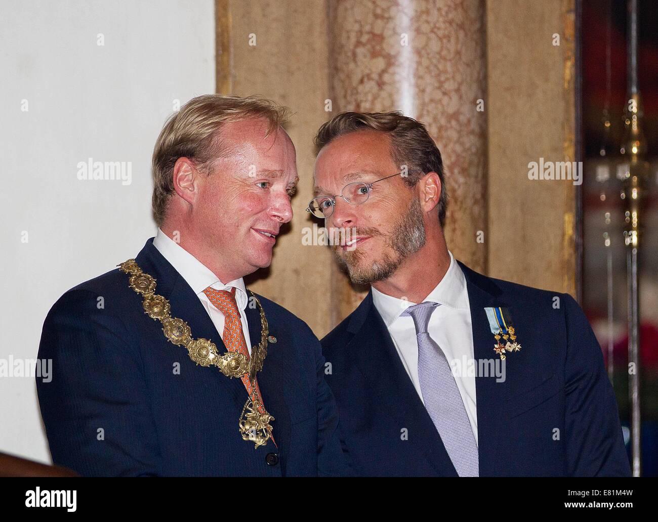 Prinz Carlos de Bourbon-Parma (L) und Prinz Jaime de Bourbon Parme während der Heiligen Messe feierten in der Magistralen Konstantinischen St. Marienkirche von der Steccata in Parma (Italien). Foto: Albert Nieboer/Niederlande, / - kein Draht-Dienst - Stockfoto